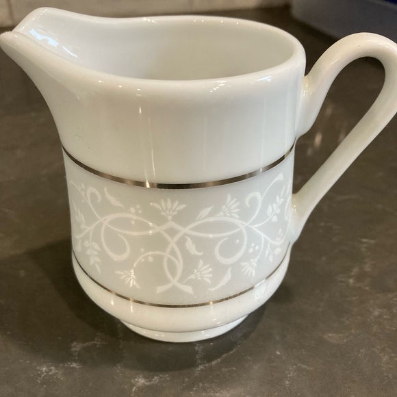 Coffee cups, saucers and creamer. Chris Madden for home collection. - Picture 6 of 6